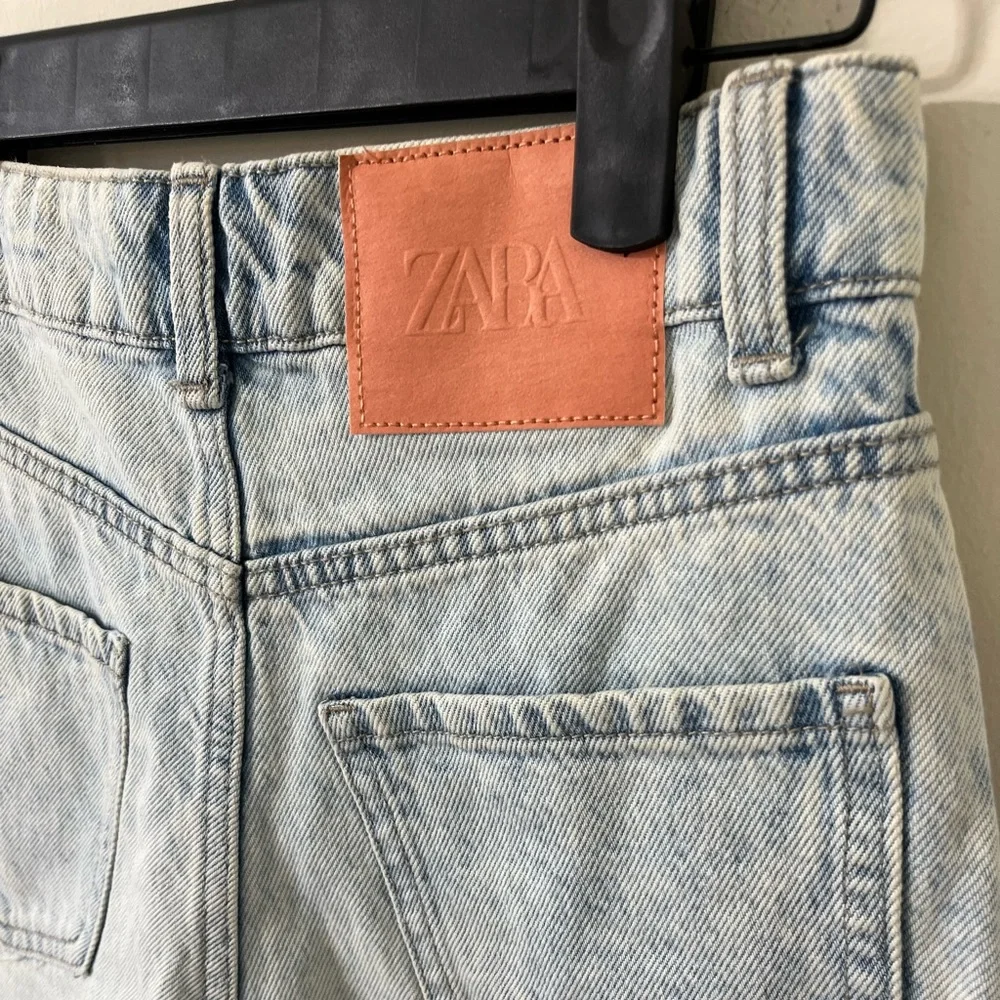 ZARA Acid Light Wash Super High Rise Distressed Hem Denim Shorts Size 0 - Picture 9 of 11